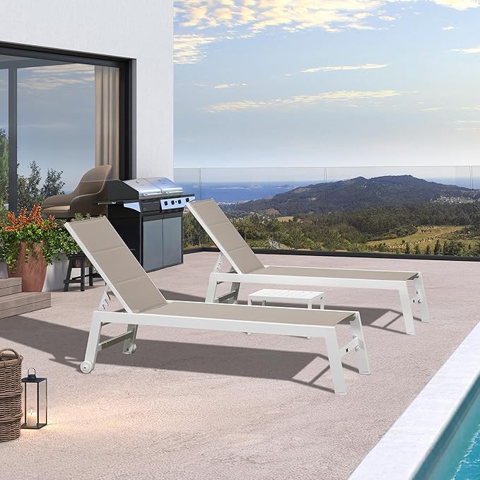 PURPLE LEAF Outdoor Chaise Lounge Set Oversize Adjustable Sunbathing Recliner Extra Wide Lounge Chairs with Side Table for Poolside Beach Outside Patio Aluminum Chaise Lounger Khaki